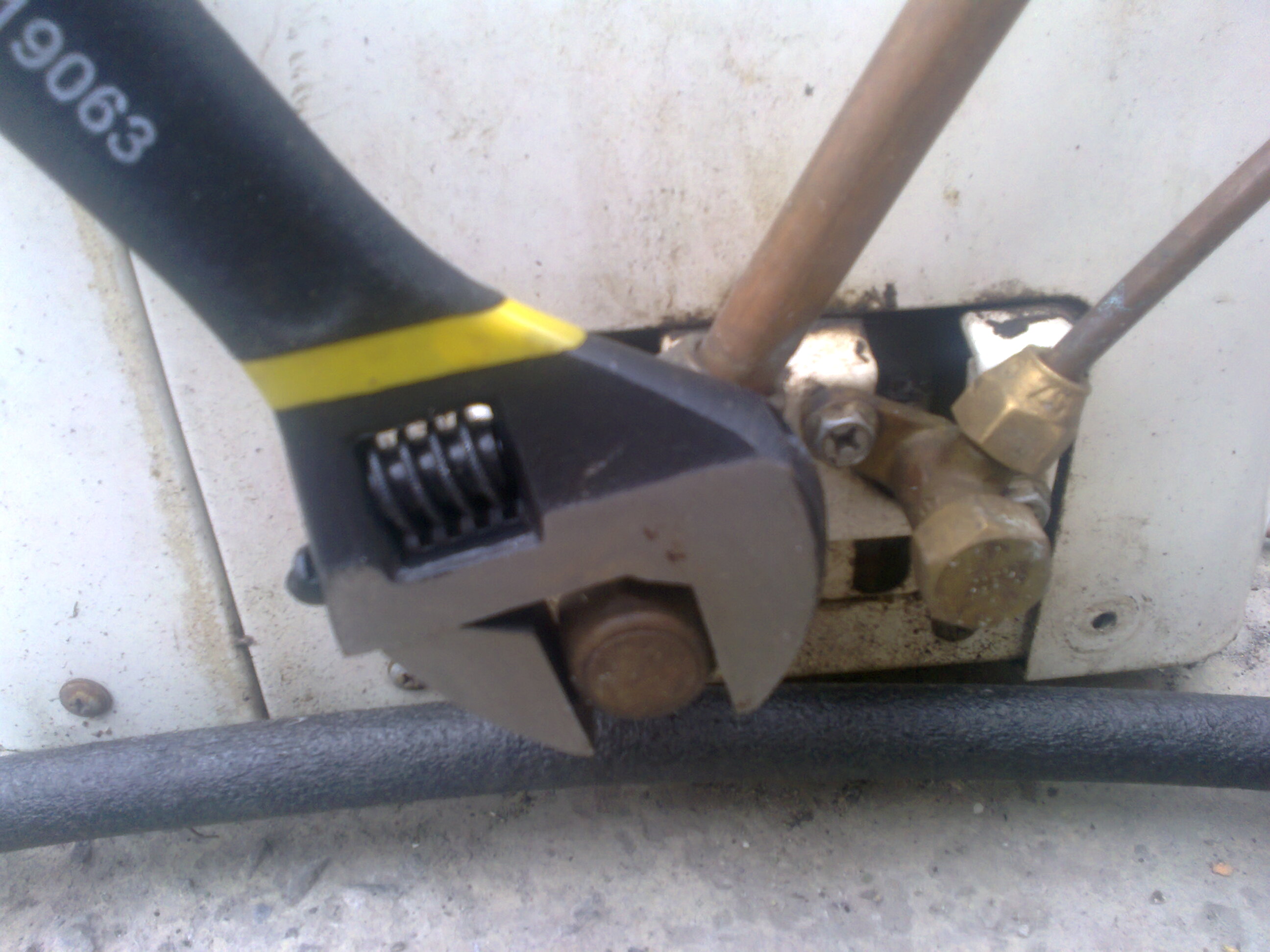 заглушки краников фреонопровода наружнего блока кондиционера